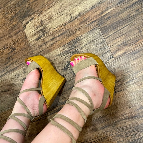 Steve Madden platform laced up sandals - Picture 3 of 4
